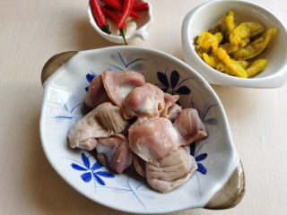 1、泡椒鸡胗,准备所需食材。