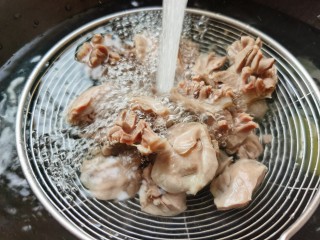 7、泡椒鸡胗,捞出后用冷水过凉。