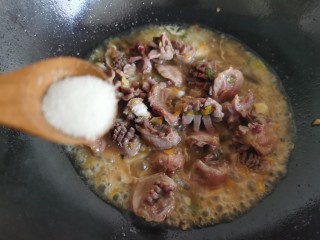 12、泡椒鸡胗,加入少许白糖。