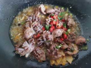13、泡椒鸡胗,加入少许红绿椒增加点色彩。