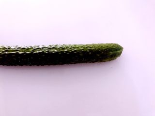 1、喜欢吃黄瓜的人注意了，这种做法让您吃得与众不同,将黄瓜去掉头尾。