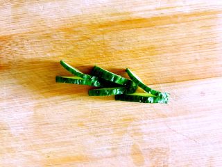 5、喜欢吃黄瓜的人注意了，这种做法让您吃得与众不同,挨个穿入中间。