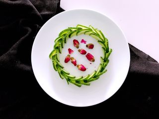 6、喜欢吃黄瓜的人注意了，这种做法让您吃得与众不同,摆圆形，淋上喜欢吃的酱料。