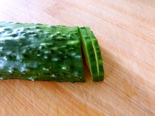 7、喜欢吃黄瓜的人注意了，这种做法让您吃得与众不同,用锋利的小刀把黄瓜均匀的切二片，注意不能切断。