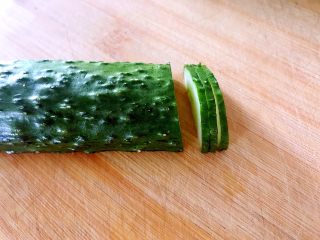 8、喜欢吃黄瓜的人注意了，这种做法让您吃得与众不同,均匀的切三片，第三刀切断。