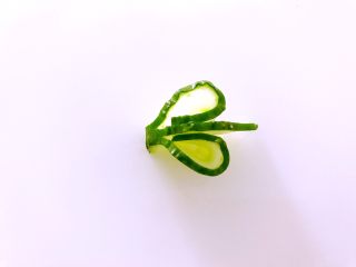 10、喜欢吃黄瓜的人注意了，这种做法让您吃得与众不同,第三片卷曲起来。
