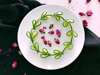 11、喜欢吃黄瓜的人注意了，这种做法让您吃得与众不同,摆成圆，淋上喜欢吃的酱料。