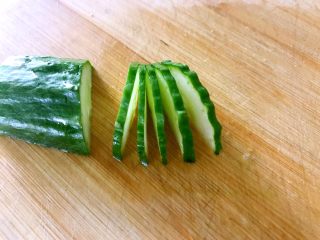 12、喜欢吃黄瓜的人注意了，这种做法让您吃得与众不同,用锋利的小刀把黄瓜均匀的切五片，注意前四片不能切断，第五刀切断。