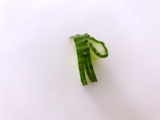 13、喜欢吃黄瓜的人注意了，这种做法让您吃得与众不同,第一片卷曲起来。