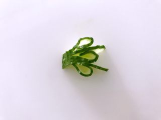 15、喜欢吃黄瓜的人注意了，这种做法让您吃得与众不同,第五片卷曲起来。