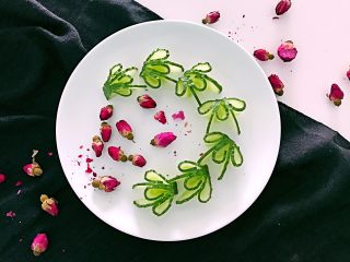 16、喜欢吃黄瓜的人注意了，这种做法让您吃得与众不同,摆盘，淋上喜欢吃的酱料。