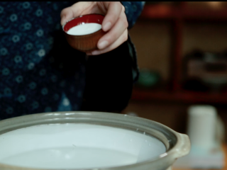 1、【青麻糍】清明节的仪式感,新鲜的艾草清水洗净，挑去杂质，开水锅中加入少量小苏打；