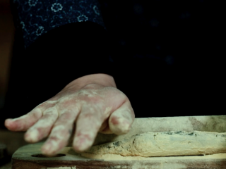 2、【青麻糍】清明节的仪式感,几分钟艾草变成深色捞出；