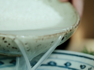 4、【青麻糍】清明节的仪式感,浸泡一夜的糯米，碗内留刚好没过糯米的水量;