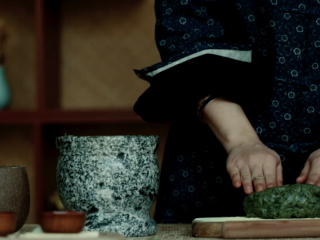 6、【青麻糍】清明节的仪式感,蒸好的糯米取出后趁热入石臼舂捣，舂捣过程中不断翻动糯米团并加入艾草和适量白糖;