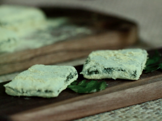 7、【青麻糍】清明节的仪式感,当糯米团细腻且粘性很强时即可取出;