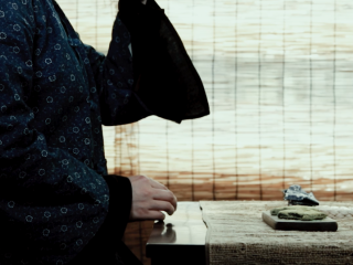 9、【青麻糍】清明节的仪式感,再从上方筛下适量松花粉后慢慢擀平至一厘米左右的厚度;