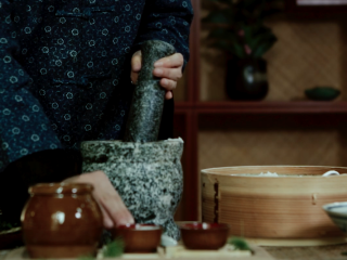 10、【青麻糍】清明节的仪式感,再切成方形或菱形的小块；