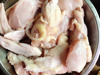 1、土豆烧鸡翅,鸡翅洗干净