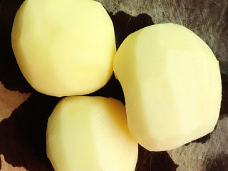 2、土豆烧鸡翅,土豆削皮