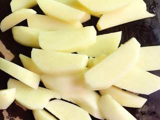 3、土豆烧鸡翅,切块