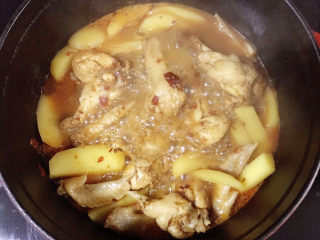 21、土豆烧鸡翅,大火烧开后转小火，盖上盖子烧8-10分钟