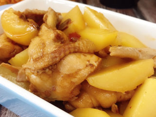 22、土豆烧鸡翅,装入容器中