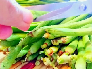 3、自制酸豆角,捞出来，用剪刀剪去头和尾。