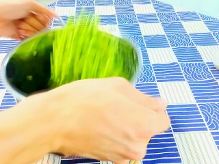 8、自制酸豆角,双手拿容器，把豇豆和盐翻匀。