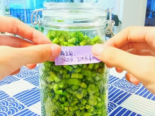 12、自制酸豆角,标签贴到瓶子上。