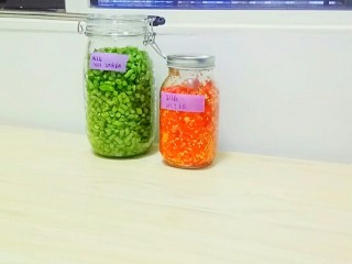 13、自制酸豆角,放到阴凉通风的地方。