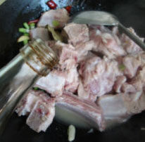 4、腐竹豆皮烧排骨,倒入酱油，加糖炒上色