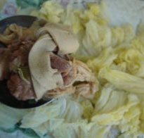 7、腐竹豆皮烧排骨,炒好白菜叶铺盘底，放上排骨即可