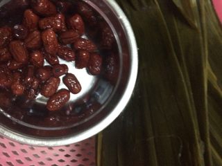 2、红蓝水晶粽子,红枣泡过，粽叶洗干净