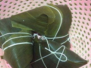 5、红蓝水晶粽子,粽子包好了，冷水一起下锅，煮二十五分钟就熟了