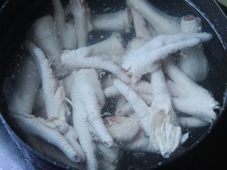 6、早茶必点的菜——虎皮凤爪,把鸡爪倒下去，水开后捞起沥干水；