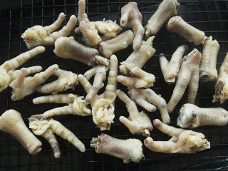 7、早茶必点的菜——虎皮凤爪,捞起的鸡爪平铺开来晾干，一定要晾干，要不等下炸的时候炸的很厉害；