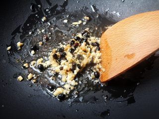 11、早茶必点的菜——虎皮凤爪,锅内放入适量油，倒入蒜末姜末，豆豉炒香；