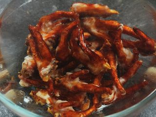 9、早茶必点的菜——虎皮凤爪,炸至变成深红色时捞出来沥干油放入冷水中浸泡1个小时，表皮起皱就行了；