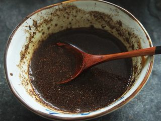 10、早茶必点的菜——虎皮凤爪,现在先调好酱料，装小半碗水，放入2茶匙淀粉搅拌均匀，倒入生抽、老抽、蚝油、五香粉、砂糖、南乳搅拌均匀；