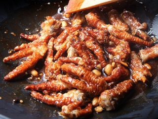 13、早茶必点的菜——虎皮凤爪,倒入鸡爪 翻炒均匀；