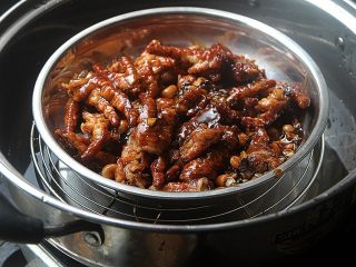 14、早茶必点的菜——虎皮凤爪,然后取另一口锅装入适量水，把鸡爪装进碟里，蒸45分钟后，洒上少许葱花和小米椒即可