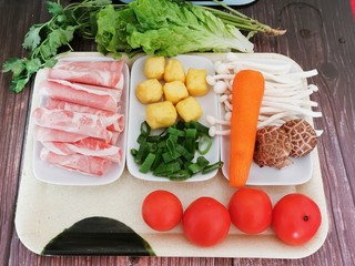 1、冬至美食 羊肉火锅,食材准备好 