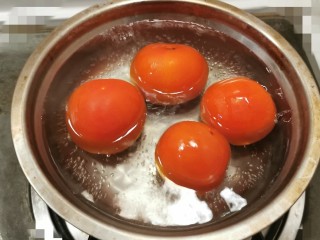 2、冬至美食 羊肉火锅,番茄用开水汆烫  