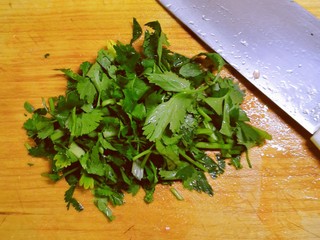 6、冬至美食 羊肉火锅,香菜切小段