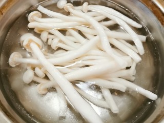 7、冬至美食 羊肉火锅,白玉菇用开水汆烫 快速捞出备用