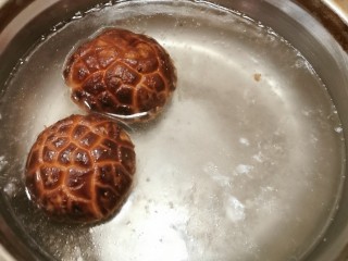 8、冬至美食 羊肉火锅,花菇用开水汆烫快速捞出