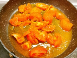 9、冬至美食 羊肉火锅,起油锅 放入番茄块翻炒 随后放入白糖