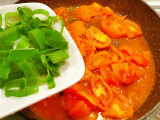 11、冬至美食 羊肉火锅,放入葱增香 翻炒