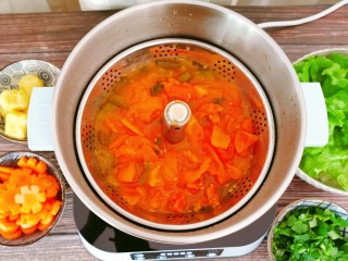 13、冬至美食 羊肉火锅,将煮好的番茄汤底倒入火锅中 大火烧开转小火 加入盐调味